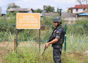 ANGGOTA PGA sentiasa melakukan rondaan berkala di sepanjang tebing Sungai Golok, Rantau Panjang, Kelantan dalam membendung penyeludupan.-UTUSAN/KAMARUL BISMI KAMARUZAMAN.
