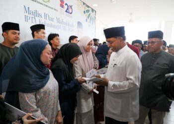 ZAMBRY Abdul Kadir (dua kanan) menyerahkan sumbangan kepada pelajar pada Program Kembara Ramadan dan Iftar Mahabbah Institusi Pengajian Tinggi Awam (IPTA) Kelantan @ Universiti Malaysia Kelantan (UMK) Bachok, Kelantan hari ini. – UTUSAN/KAMARUL BISMI KAMARUZAMAN