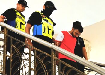 S. Vikneswaran mengaku tidak bersalah atas dua pertuduhan termasuk memijak al-Quran dan memuat naik gambar perbuatan itu di media sosial, sehingga mencetuskan kemarahan masyarakat di Mahkamah Sesyen, Kuantan, Pahang. - UTUSAN/SHAIKH AHMAD RAZIF