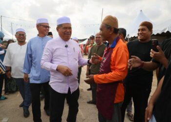 MOHAMAD Sabu (kiri) beramah mesra dengan peniaga bazar Ramadan anjuaran FAMA di Pusat Transformasi Luar Bandar (RTC) Tunjong, Kota Bharu, Kelantan hari ini-UTUSAN/KAMARUL BISMI KAMARUZAMAN.