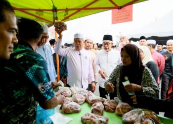 MOHAMAD Sabu (kiri) semasa meninjau
jualan daging segar bazar Ramadan anjuran FAMA di Pusat Transformasi Luar Bandar (RTC) Tunjong, Kota Bharu, Kelantan hari ini-UTUSAN/KAMARUL BISMI KAMARUZAMAN.