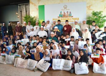 Pix

TUANKU Syed Faizuddin Putra Jamalullail (tengah), Abu Bakar Hamzah dan Affendi Rajini Kanth bergambar bersama kanak-kanak yang diraikan pada Majlis Berbuka Puasa Setulus Kasih Seikhlas Budi di Elissa Hotel, Kangar, Perlis semalam.-UTUSAN