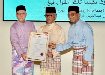 AL-SULTAN Abdullah Ri'ayatuddin Al-Mustafa Billah Shah (tengah) menyaksikan penyerahan surat pertukaran nama Universiti Islam Pahang Sultan Ahmad Shah (UNIPSAS) kepada Universiti Al-Quran Al-Sultan Abdulah Ahmad Shah Pahang (UNIQSAAS) oleh Zambry Abdul Kadir (kanan) kepada Wan Rosdy Wan Ismail (kiri).