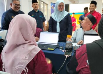 ZAINANI Jusoh (tengah) meninjau kaunter WTD selepas Majlis Peluncuran Kampung Angkat Madani Jabatan Akauntan Negara Malaysia di Masjid Iktikaf Ibnu Sina, Kampung Bukit Merah, Tanah Merah, Kelantan. - UTUSAN/ ROHANA ISMAIL