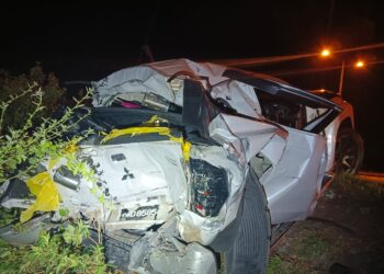KEADAAN pacuan empat roda selepas dirempuh sebuah bas ekspres sehingga menyebabkan seorang penumpang maut dalam kemalangan di persimpangan lampu isyarat Kilometer 42, Jalan Pekan-Kuantan di Pekan, Pahang.