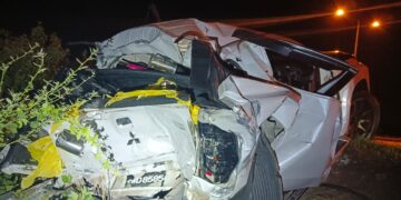 KEADAAN pacuan empat roda selepas dirempuh sebuah bas ekspres sehingga menyebabkan seorang penumpang maut dalam kemalangan di persimpangan lampu isyarat Kilometer 42, Jalan Pekan-Kuantan di Pekan, Pahang.