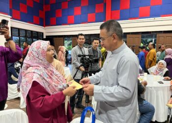 ADLY Zahari menyampaikan sumbangan kepada pengamal media pada majlis iftar bersama pekerja pembersihan dan pengamal media di Dewan Kompleks Japerun Durian Tunggal, Alor Gajah, Melaka.