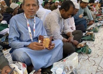 RAZAK Daud yang kini sedang menunaikan umrah di Tanah Suci Mekah berharap konflik Asia Barat tidak menjejaskan perjalanan pulang ke Malaysia yang dijadualkan pada 23 Mac ini.