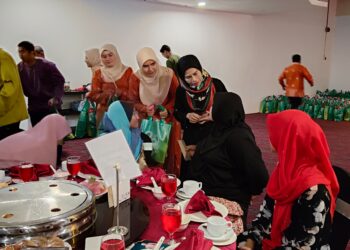 NORAINI Ahmad (tiga kiri) menyampaikan sumbangan kepada penerima pada majlis berbuka puasa di Kota Bharu, Kelantan hari ini-UTUSAN/YATIMIN ABDULLAH