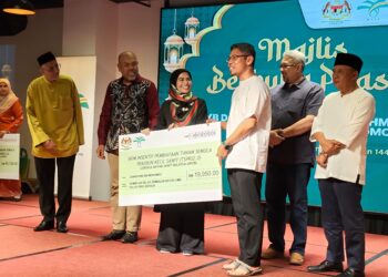 NORAINI Ahmad (tiga kiri) menyampaikan replika cek Skim Insentif Tanam Semula Pekebun Kecil Sawit semasa majlis berbuka puasa di Kota Bharu, Kelantan hari ini-UTUSAN/YATIMIN ABDULLAH.