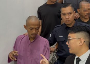 MOHAMAD FAIZAL (kiri) terpaksa menyambut Hari Raya Aidilfitri dalam penjara selepas dia gagal membayar denda RM1,500 atas kesalahan memiliki senapang angin selepas mengaku bersalah di Mahkamah Majistret Batu Pahat hari ini.