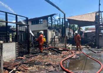 Pix

ANGGOTA bomba memadamkan kebakaran rumah di Kampung Kota, Kangar, Perlis hari ini. -UTUSAN/ASYRAF MUHAMMAD