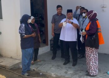 Pix

ABU Bakar Hamzah (empat dari kiri) meninjau lokasi kebakaran di Kampung Kota, Kangar, Perlis, hari ini. -UTUSAN/ASYRAF MUHAMMAD