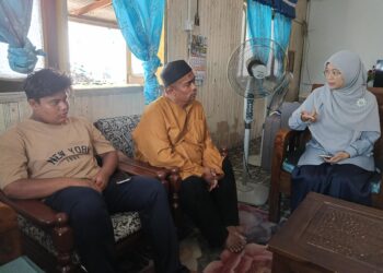 DR. HASIAH Mat Salleh (kanan) melawat waris dan keluarga tragedi pembunuhan lima sekeluarga di Cerating di Kuantan, Pahang.