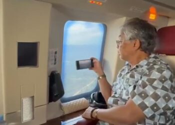 AL-SULTAN Abdullah Ri'ayatuddin Al-Mustafa Billah Shah berkenan meninjau dari udara aliran trafik keluar dari Lembah Klang menuju ke Pantai Timur yang dilaporkan sesak hari ini.