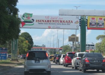 KENDERAAN bergerak perlahan di laluan Gua Musang-Kuala Lipis di Kampung Mentara, Gua Musang hari ini.