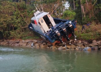 KEADAAN bot PPM Wilayah Tiga Pengkalan Kubor yang terbabas di Sungai Kelantan berhampiran Teluk Renjuna, Tumpat, Kelantan.
