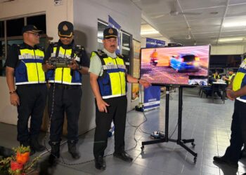 MUHAMMAD Kifli Ma Hassan (tiga dari kiri) menunjukkan kenderaan menerusi rakaman dron pada skrin sempena Op Khas HRA 2026 di hadapan Akademi Pengangkurqn Jalan Malaysia Wilayah Timur Kota Bharu, Kelantan.- UTUSAN/ROSLIZA MOHAMED