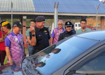 SIK Choon Foo (dua dari kiri) mengagihkan pek makanan kepada pengguna jalan raya di Jalan Gua Musang-Kuala Lipis di Stesen Penguatkuasa Jabatan Pengangkutan Jalan (JPJ) Mentara, Gua Musang, Kelantan.