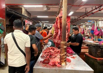PELANGGAN membeli daging tempatan untuk persiapan Hari Raya Aidilfitri di Pasar Siti Khadijah Kota Bharu, Kelantan. - UTUSAN/ ROSLIZA MOHAMED