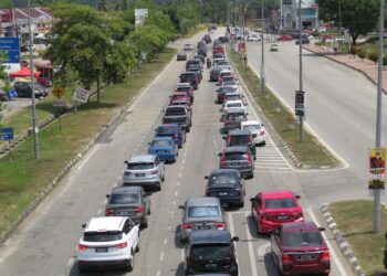 KEADAAN trafik perlahan menghala ke pusat bandar Gua Musang, Kelantan hari ini.-UTUSAN