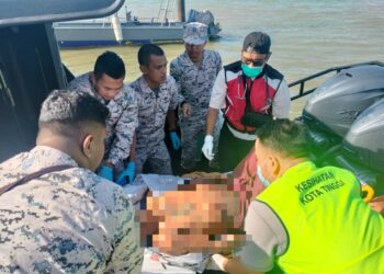 ANGGOTA Maritim Malaysia menyelamatkan lima anak kapal warga Thailand selepas rumah masak di kapal kargo dinaiki mereka ketika berlayar di kedudukan 30 batu nautika timur Tanjung Sedili, Kota Tinggi, Johor terbakar sehingga menyebabkan kecederaan melecur terhadap mangsa.