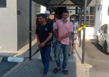 MUHAMMAD Asri Muhammad Nor (depan kiri-baju T warna hitam) dan adiknya Muhammad Shukri Muhammad Nor ketika dibawa ke Mahkamah Sungai Petani untuk proses pertuduhan mencuri kabel.