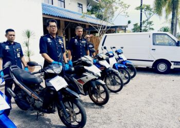 CHRISTOPHER Patit (dua dari kiri) menunjukkan sebahagian daripada motosikal yang dirampas di IPK Melaka, Bukit Beruang, Melaka hari ini.