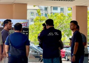 ANGGOTA keluarga berkumpul di Jabatan Forensik Hospital Sultanah Bahiyah Alor Setar bago urusan menuntut jenazah tiga beranak yang maut dalam tragedi di Merbok.
