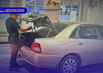 ANGGOTA penguat kuasa KPDN memeriksa kereta Proton Waja yang dipandu warganegara Thailand semasa cuba menyeludup petrol ke negara jiran di IQCS Rantau Panjang, Kelantan.
