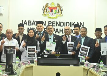 AHMAD Zamri Md Isa (tengah) selepas mengumumkan keputusan Sijil Pelajaran Malaysia (SPM) 2025 bagi negeri Pahang  di Pejabat Jabatan Pendidikan Negeri Pahang (JPNP) di Indera Mahkota, Kuantan, Pahang. - FOTO/SHAIKH AHMAD RAZIF