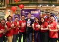 BRYAN Loo (tengah) pada majlis pelancaran minuman pracampur Tealive di Jaya Grocer Sunway Pyramid.
