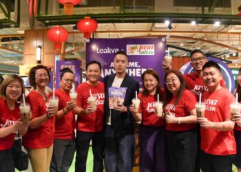 BRYAN Loo (tengah) pada majlis pelancaran minuman pracampur Tealive di Jaya Grocer Sunway Pyramid.