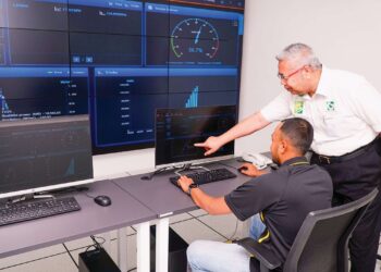 PENjANAAN tenaga solar yang dihasilkan daripada ladang  diuruskan menggunakan teknolog tinggi. 
– GAMBAR HIASAN