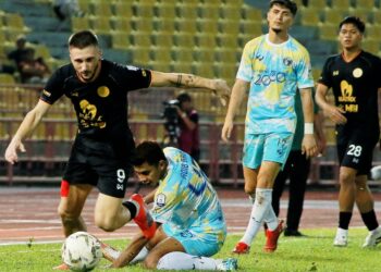 PEMAIN import Negeri Sembilan FC, Jovan Motika, berjaya melepasi  dikawal pemain Penang FC, ketika beraksi pada perlawanan Liga Super di Stadium Tuanku Abdul Rahman Paroi, Seremban, hari ini.-GAMBAR : MOHD SHAHJEHAN MAAMIN.