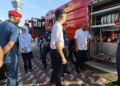 MOHAMMAD Fakhruddin Mohd. Ariff (dua dari kanan) melihat kelengkapan jentera Jabatan Bomba dan Penyelamat (JBPM) pada Program Kempen Keselamatan Kebakaran sempena Aidilfitri di Padang Majlis Bandaraya Kuantan 1 di Kuantan, Pahang.