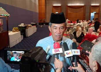 MOHAMAD Hasan ditemui selepas Majlis Berbuka Puasa UMNO Bahagian Rembau di sini, semalam.