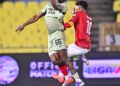 Pemain Selangor, Diara Mamadou cuba menanduk sambil dicabar pemain Melaka FC, Muhammad Shahrel Fikri dalam aksi Liga Super di Stadium Hang Jebat malam ini.