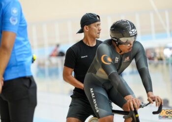 MUHAMMAD Fadhil Mohd Zonis ketika beraksi acara keirin di Velodrom Tagaytay City, Filipina, hari ini. IHSAN KONFEDERASI BERBASIKAL ASIA