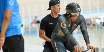 MUHAMMAD Fadhil Mohd Zonis ketika beraksi acara keirin di Velodrom Tagaytay City, Filipina, hari ini. IHSAN KONFEDERASI BERBASIKAL ASIA