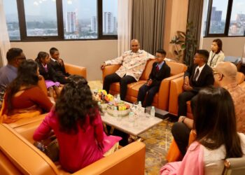 RAMANAN bergambar bersama empat pelajar yang mencipta kejayaan di Bangkok Innovation Awards.