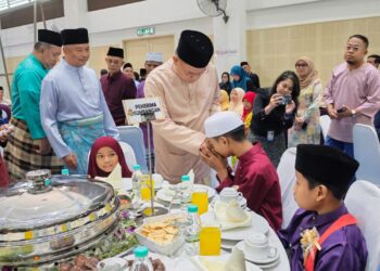 SAIFUDDIN Nasution Ismail menyampaikan duit raya ketika menghadiri Majlis Penerapan Nilai-nilai dan Majlis Iftar Bersama Menteri Dalam Negeri JIM di Ayer Keroh, Melaka, hari ini.