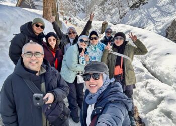 UCAPAN Aidilfitri dari Izran, Noni, Fahmi, Ros, Zahiah, Zahirah, Yang Munirah, Khaira dan Fura   di Echigo Yuzawa, Jepun.