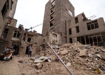 KEMUSNAHAN akibat serangan AS-Israel di Teheran semalam. - AFP