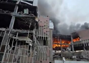 RAKAMAN video yang disiarkan di media sosial semalam menunjukkan kemusnahan dan kebakaran di bangunan industri elektronik milik Kementerian Pertahanan Iran di Teheran. - AFP.