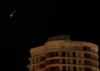 JEJAK roket Iran (atas kiri) di Netanya, Israel semalam. - AFP