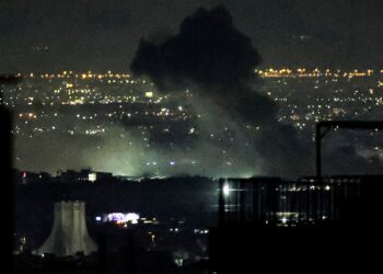 Asap tebal menjulang dari kawasan yang menjadi sasaran serangan udara berhampiran Menara Azadi di barat Teheran semalam. - AFP