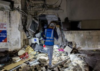 SEBUAH bangunan diperiksa selepas diserang di Tel Aviv semalam. - AFP