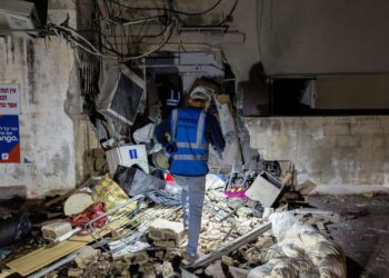 SEBUAH bangunan diperiksa selepas diserang di Tel Aviv. - AFP