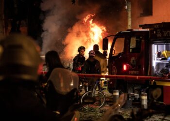 ANGGOTA bomba memadamkan kebakaran akibat bedilan peluru berpandu Iran di Tel Aviv. - Foto AFP